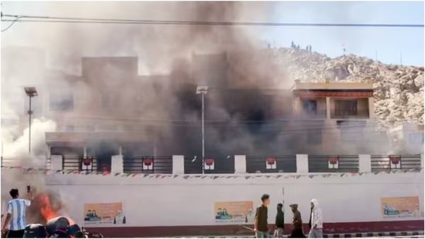 லடாக்குக்கு மாநில அந்தஸ்து கோரி போராட்டம்.. பாஜக அலுவலகத்திற்கு தீ வைப்பு! வன்முறை வெடித்தது