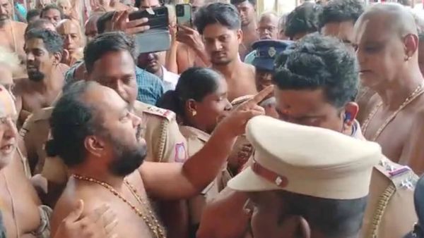 காஞ்சிபுரம் கோவிலில் மீண்டும் வடகலை தென்கலை மோதல்.. ஸ்தோத்திரம் பாடுவதில் தகராறு.. தலையிட்ட போலீசார்