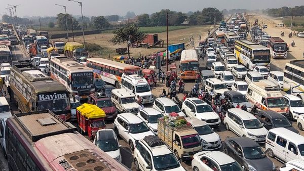 4 நாட்களாக இன்ச் கூட நகராத வாகனங்கள்.. தேசிய நெடுஞ்சாலையில் 65 கிமீ தூரம் டிராபிக்.. என்ன காரணம்?