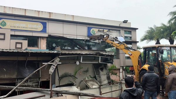 சென்னையில் காலையிலேயே 300 கோடி அரசு நிலம் மீட்பு.. சரவணபவன் ஹோட்டலுக்கு ஜேசிபியுடன் சென்ற அதிகாரிகள்