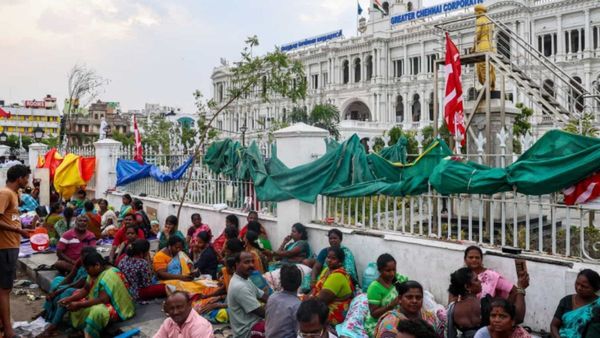 சென்னை ரிப்பன் மாளிகை முன்பு தூய்மை பணியாளர்கள் மீண்டும் போராட்டம்.. உடனே கைது செய்த போலீசார்!