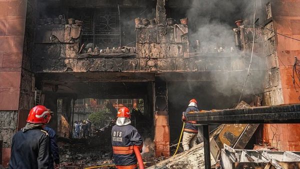 டெல்லியில் எம்பிக்களுக்கான அடுக்குமாடி குடியிருப்பில் பயங்கர தீ.. விரைந்த தீயணைப்பு வாகனங்கள்