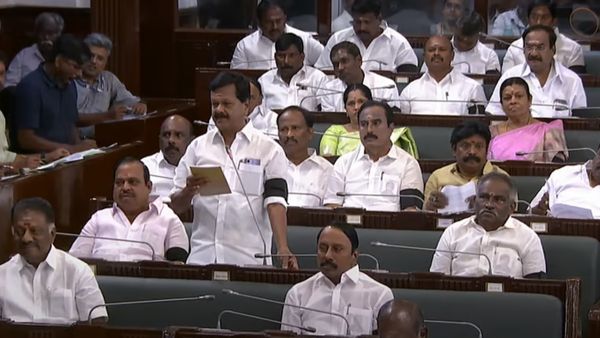 அதென்ன அதிமுக எம்.எல்.ஏக்கள் கையில்..? சட்டசபைக்கு இன்று கருப்பு பட்டை அணிந்து வந்த அதிமுகவினர்!