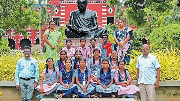 தூத்துக்குடி அரசு பள்ளி மாணவர்களை சொந்த செலவில் விமானத்தில் சென்னை அழைத்து வந்த காவலர்.. நெகிழ்ச்சி