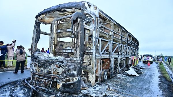சில நிமிடங்களில் எரிந்து எலும்புக்கூடான பேருந்து.. சிறு தீப்பொறியே காரணம்.. விபத்து நடந்தது எப்படி?