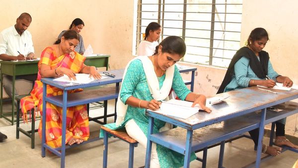 முதுநிலை ஆசிரியர் தகுதித் தேர்வில் குளறுபடி.. வினாத்தாள் மாற்றி தரப்பட்டதா? TRB கொடுத்த விளக்கம்!