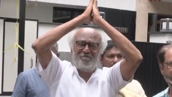 ஸ்டைலா.. கெத்தா.. வீட்டின் முன் குவிந்த ரசிகர்களுக்கு தீபாவளி வாழ்த்து சொன்ன ரஜினிகாந்த்!