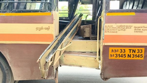 உடைந்து தொங்கிய அரசு பேருந்து படிக்கட்டு.. நாமக்கல் பள்ளிப்பாளையத்தில் வெலவெலத்து பதறிய பயணிகள்