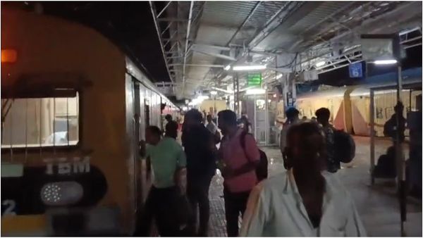 செங்கல்பட்டில் ஜாம் ஆன எக்ஸ்பிரஸ் ரயில்கள்.. திணறிய தென்மாவட்ட மக்கள்! காலை வாரிய ரயில்வே துறை