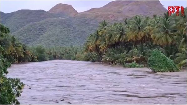 தேனியில் 20 ஆண்டுகளுக்கு பிறகு.. கரைப்புரண்டு ஓடிய வெள்ளம்! 500 வீடுகளை நீர் சூழ்ந்ததால் அச்சம்