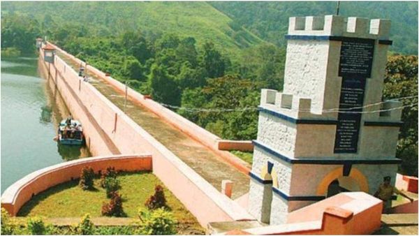 கேரளாவில் கொட்டி தீர்க்கும் கனமழை.. வேகமாக நிரம்பும் முல்லை பெரியாறு அணை! உபரி நீர் திறப்பு