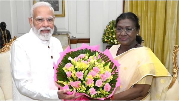 குடியரசுத் தலைவர்.. குடியரசுத் துணைத் தலைவரை சந்தித்து.. தீபாவளி வாழ்த்து பகிர்ந்துக்கொண்ட மோடி!