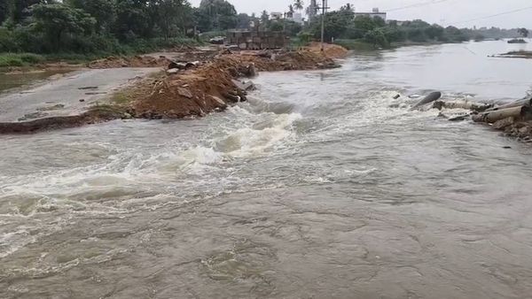 திருவள்ளூர் டூ சென்னை.. கூவம் பாலம் மூழ்கியது.. 8 கிமீ சுற்றி செல்லும் 15 கிராம மக்கள்