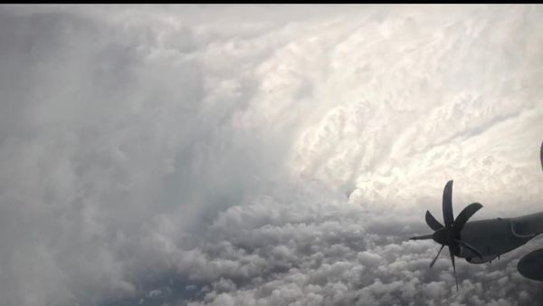 வானில் சுழன்றடித்த புயல்.. உடலை சில்லிட வைக்கும் வீடியோ.. உயிரை பணயம் வைத்து எடுத்த விமானப்படை வீரர்கள்