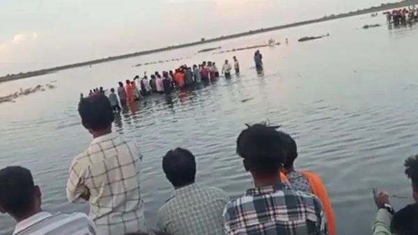 மத்திய பிரதேசத்தில் துர்கா தேவி சிலைகளை கரைக்கும் போது விபரீதம்.. 10 குழந்தைகள் உள்பட 13 பேர் பலி