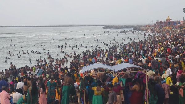 கோயிலின் அருகிலே கூடிய கூட்டங்கள் தலையா? கடலலையா? பக்தர் வெள்ளத்தில் திக்குமுக்காடும் திருச்செந்தூர்