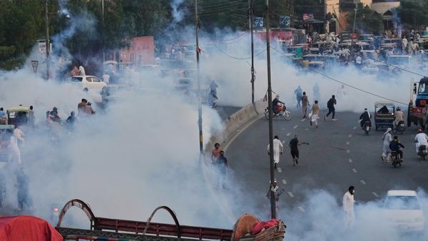 காசாவில் அமைதி ஒப்பந்தம் ஏற்பட்ட மறுநொடி.. பாகிஸ்தானில் வெடித்த கலவரம்! ஒரே நாளில் பலர் உயிரிழப்பு!