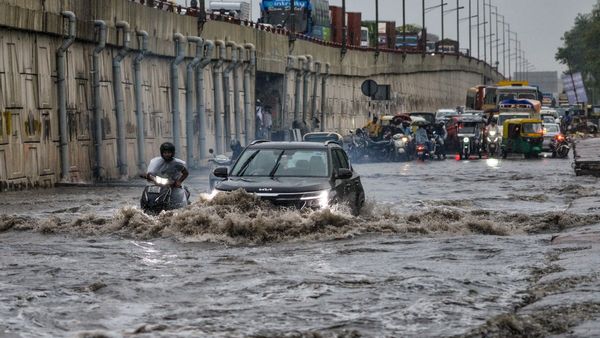 வலுப்பெறும் காற்றழுத்த தாழ்வு மண்டலம்.. அடுத்த 4 நாட்கள் தமிழகத்தில் மழை நிற்காது! வந்த புதிய அலர்ட்