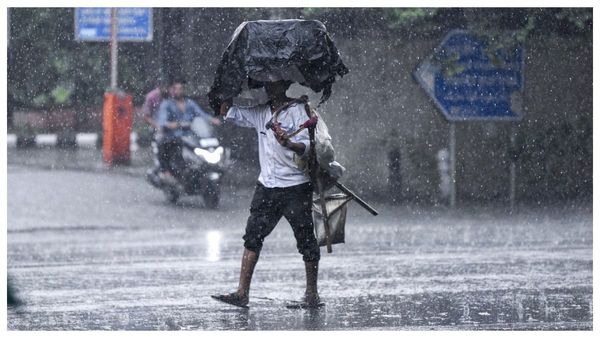தமிழ்நாட்டை நோக்கி வலுபெறும் காற்றழுத்த தாழ்வு மண்டலம் - 4 மாவட்டங்களுக்கு ரெட் அலர்ட்