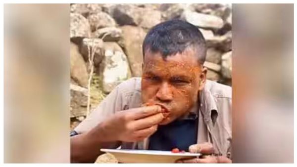 காலை உணவாக 10 கிலோ காய்ந்த மிளகாய்.. மிளகாய் தூள் டீ, மிளகாய் பவுடர் குளியல்! யாரிந்த விசித்திர நபர்