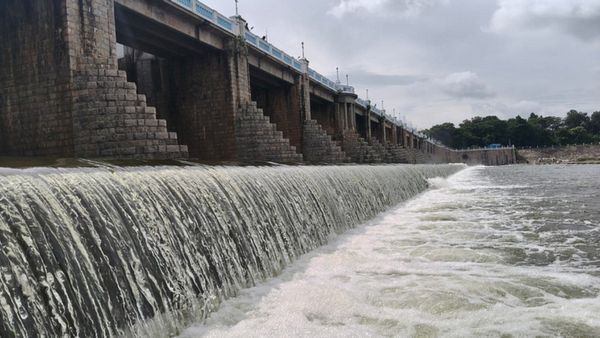 சென்னையின் குடிநீர் ஆதாரமான பூண்டி ஏரிக்கு பெருகும் நீர்வரத்து.. 30 கிராமங்களுக்கு வெள்ள அபாயம்!