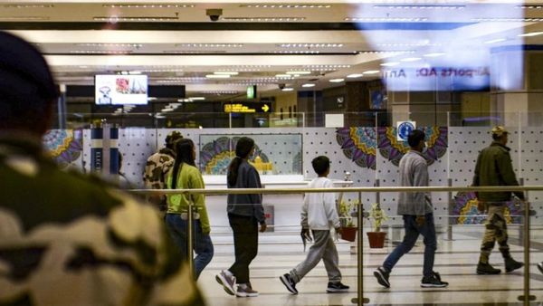 54 இந்தியர்களை நாடு கடத்தியது அமெரிக்கா.. சட்டவிரோதமாக நுழைந்தாக குற்றச்சாட்டு!