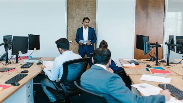 சம்பளம் போட வக்கில்லை.. தாமதத்துக்கு தனியார் நிறுவனம் சொன்ன காரணத்தை பாருங்க.. விளாசும் நெட்டிசன்கள்