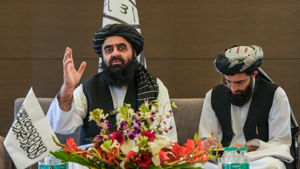 பெண் செய்தியாளர்கள் அனுமதி மறுப்பு? கடும் எதிர்ப்பிற்கு அடிபணிந்த ஆப்கான் அமைச்சர்! என்ன நடந்தது