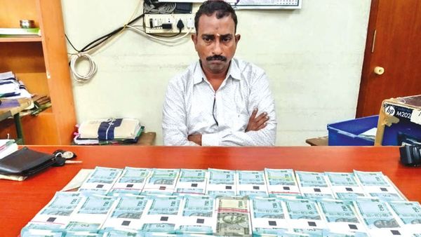 பட்டாவில் பிழை.. திருச்சி தாசில்தார் அண்ணாதுரைக்கு ஒரு நிமிடத்தில் வந்த 2 லட்சம்.. அடுத்து ட்விஸ்ட்