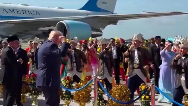 திடீரென நடனமாடிய டொனால்ட் டிரம்ப்.. அரசு கொடுத்த வரவேற்பால் உற்சாகம்.. மலைத்துபோன மலேசியா