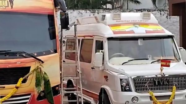 கரூரில் 41 பேரை தகனம் செய்த சூடு கூட குறையல! விஜய் பிரச்சார பஸ்ஸுக்கு ஆயுதபூஜை போட்ட தவெக! சர்ச்சை