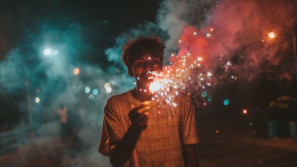 சிங்கப்பூரில் தீபாவளிக்கு பட்டாசு வைத்த இந்தியர்! ஆயுத தடுப்பு சட்டத்தில் பாய்ந்த நடவடிக்கை! கொடுமை