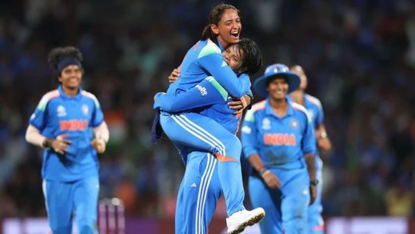 முதல் முறையாக உலகக் கோப்பையை தட்டித் தூக்கிய இந்திய மகளிர் கிரிக்கெட் அணி! ரசிகர்கள் கொண்டாட்டம்!
