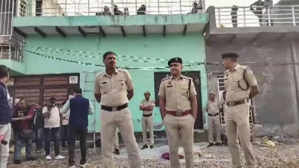 பயங்கரவாத சதி.. பெண் டாக்டர் கைது.. ஃபரீதாபாத்தில் வெடிபொருள் வைத்திருந்த கார் இவரோடது தானாம்!