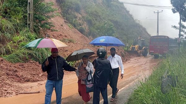 Sri Lanka Floods: சூறாவளியில் தத்தளிக்கும் இலங்கை.. நிலச்சரிவு.. கடும் மழை.. 56 பேர் பலி- முழு விவரம்