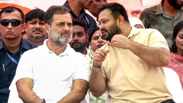 சண்டை போட்டு அதிக சீட் வாங்கி என்ன யூஸ்? தேஜஸ்வியை கீழே இழுக்கும் காங்கிரஸ்! பீகார் புதிய சர்வே