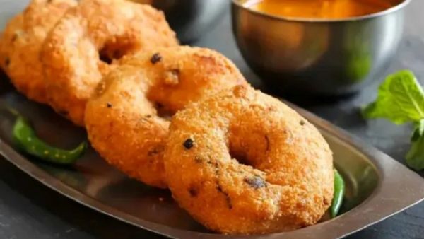 உளுந்து வடைக்கு மாவு அரைக்கும் போது தண்ணீர் அதிகமாகிடுச்சா! கெட்டியாக சூப்பர் டிப்ஸ்!