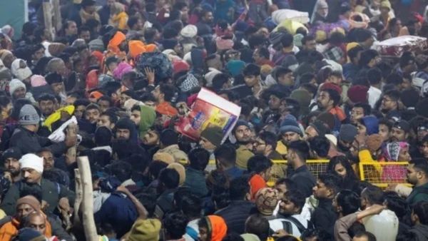 கூட்ட நெரிசலில் சிக்கி 10 பேர் பலி.. ஆந்திரா வெங்கடேஷ்வரா சுவாமி கோவிலில் பக்தர்கள் கண்ணீர்