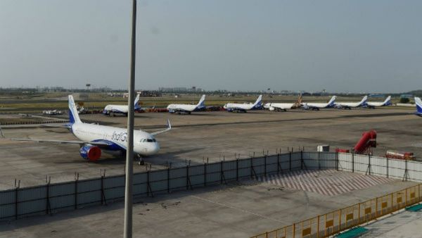 உலகம் முழுதும் முடங்கிய விமான சேவை.. சாப்ட்வேர் பிரச்சனையால் இண்டிகோ - ஏர் இந்தியா விமானங்கள் தாமதம்