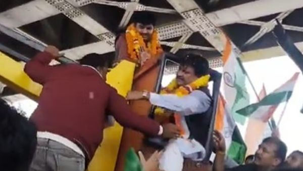 கிரேனில் சிக்கிக்கொண்ட பாஜக எம்.பி.. கீழே இறங்கியதும் ஆத்திரத்தில் ஆபரேட்டருக்கு பளாரென அறை!