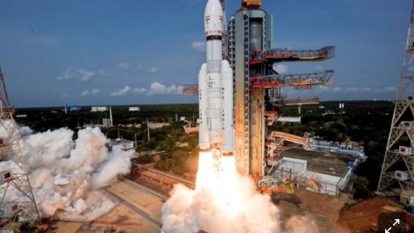 சீறிப் பாய்ந்த ‘பாகுபலி’ ராக்கெட்.. வெற்றிகரமாக விண்ணில் செலுத்தியது இஸ்ரோ!