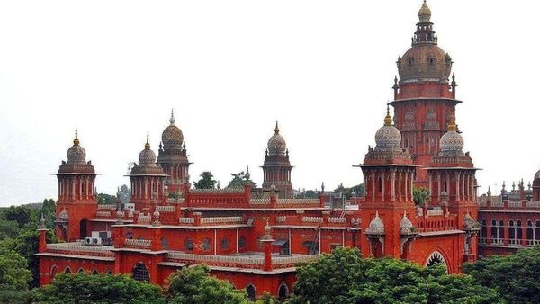 தமிழகத்தில் எம்பி, எம்எல்ஏக்களின் தூக்கத்தை தொலைக்க வைத்த சென்னை ஹைகோர்ட் உத்தரவு