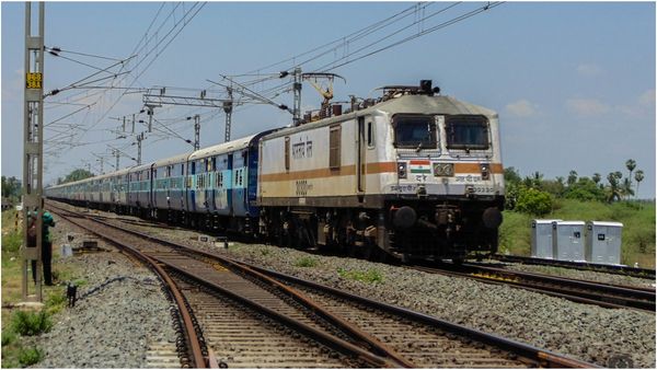 நடு வழியில் கோளாறு கொடுத்த என்ஜின்.. பல்லவன் எக்ஸ்பிரஸ் பாதியில் நிறுத்தம்! பயணிகள் அவதி