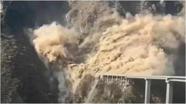 சீட்டுக்கட்டை போல சரிந்த.. புதிய பாலம்! சீன புராடெக்ட் இப்படித்தான் இருக்கும் போல