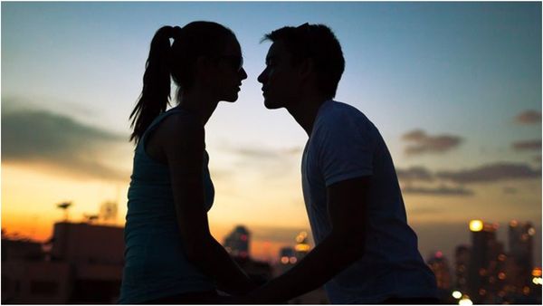 உலகின் முதல் முத்தம்.. மனிதர்கள் தோன்றுவதற்கு முன்பே நடந்த அதிசயம்! எப்படி சாத்தியம்?