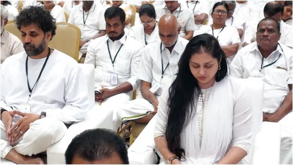 உலக அமைதிக்காக.. 1,000 பேருடன் அமர்ந்து கண்ணை மூடி தியானம்.. நடிகை நமீதா செய்த செயல்!