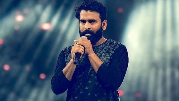 150 ரூபாய் இல்லாம நான் பட்ட கஷ்டம், மேடையில் கண்கலங்கிய சந்தோஷ் நாராயணன்! இவருக்குள் இவ்வளவு சோகமா?