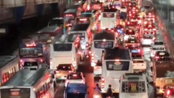 மழை காரணமாக பெருங்களத்தூரில் கடும் போக்குவரத்து நெரிசல்.. 3 கி.மீ தூரத்திற்கு அணிவகுத்த வாகனங்கள்