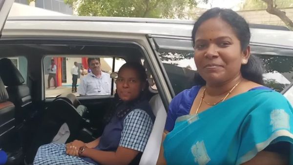 திருப்பத்தூரில் அரசு பள்ளியில் சர்ப்ரைஸ் தந்த உதவி கலெக்டர்! கெத்தா உட்காரும்மா! நெகிழ்ச்சி சம்பவம்