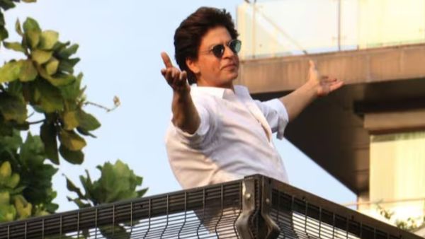 ரசிகர்களிடம் மன்னிப்பு கேட்ட நடிகர் ஷாருக்கான்.. கூட்ட நெரிசலை தவிர்க்கவே இந்த முடிவாம்!